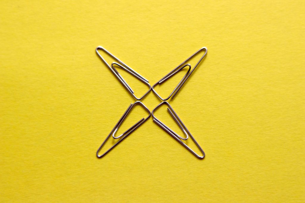 Znak "x" ułożony ze spinaczy biurowych