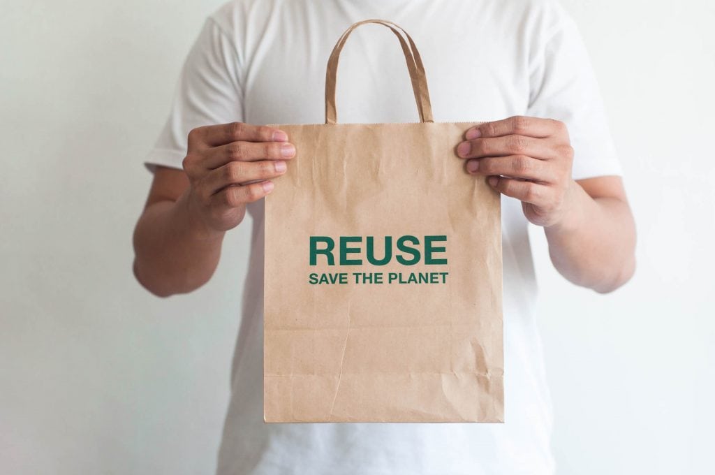 Papierowa torba z zielonym napisem "reuse"