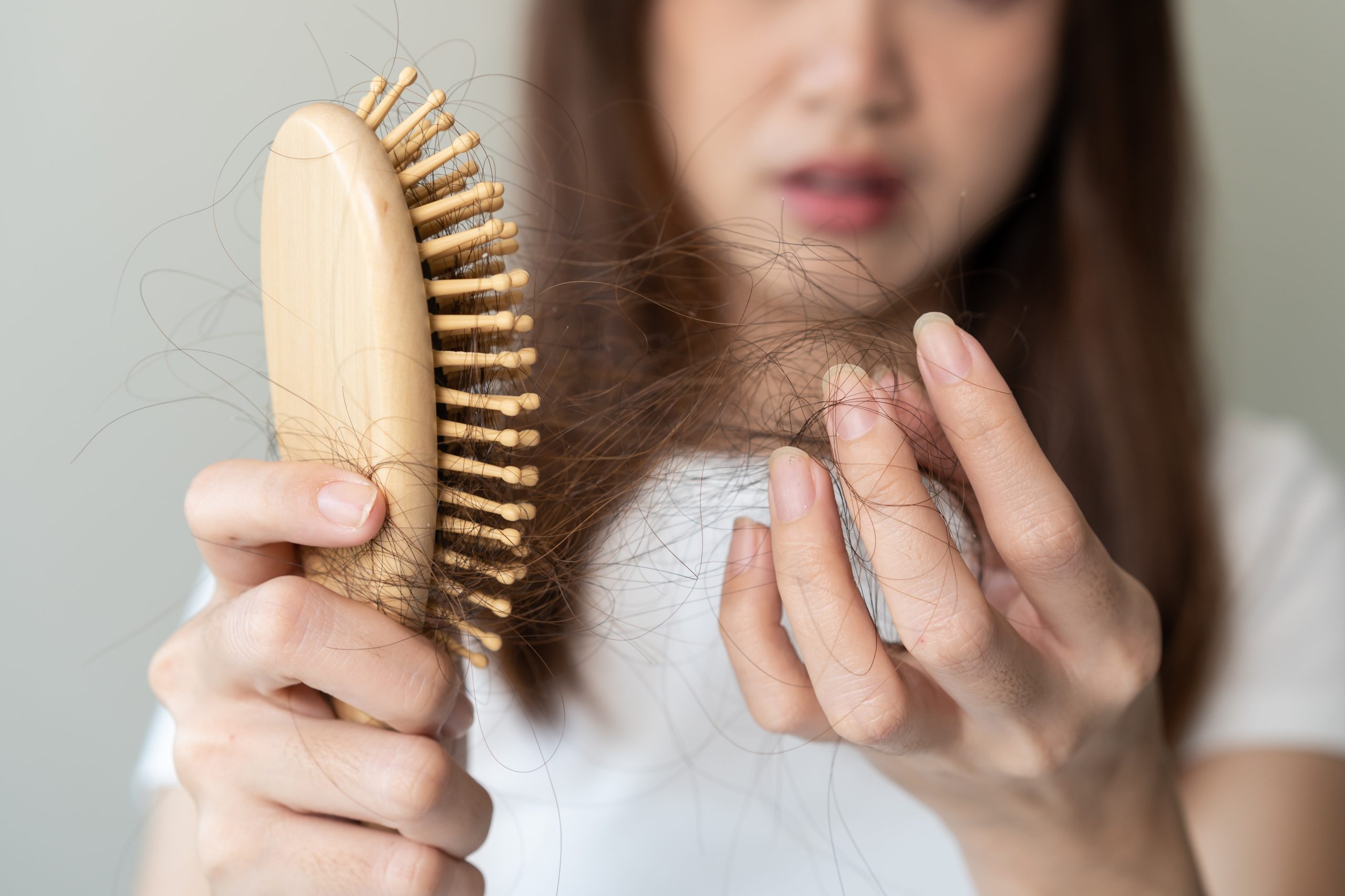 Składniki na wypadanie włosów – lista substancji, które działają!